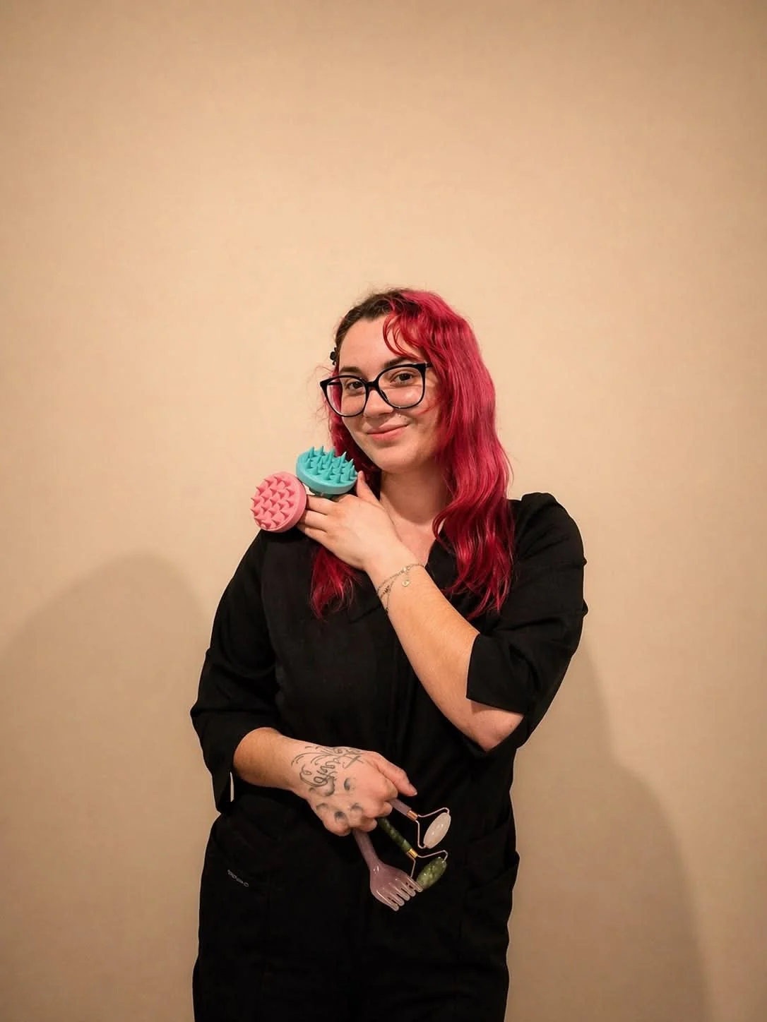 Casey Dontigny, votre hôte chez Essencia, avec ses accessoires de soin.