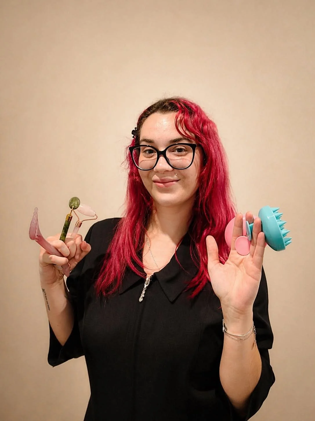 Casey présente ses rouleaux de massage et ses brosses pour le cuir chevelu.