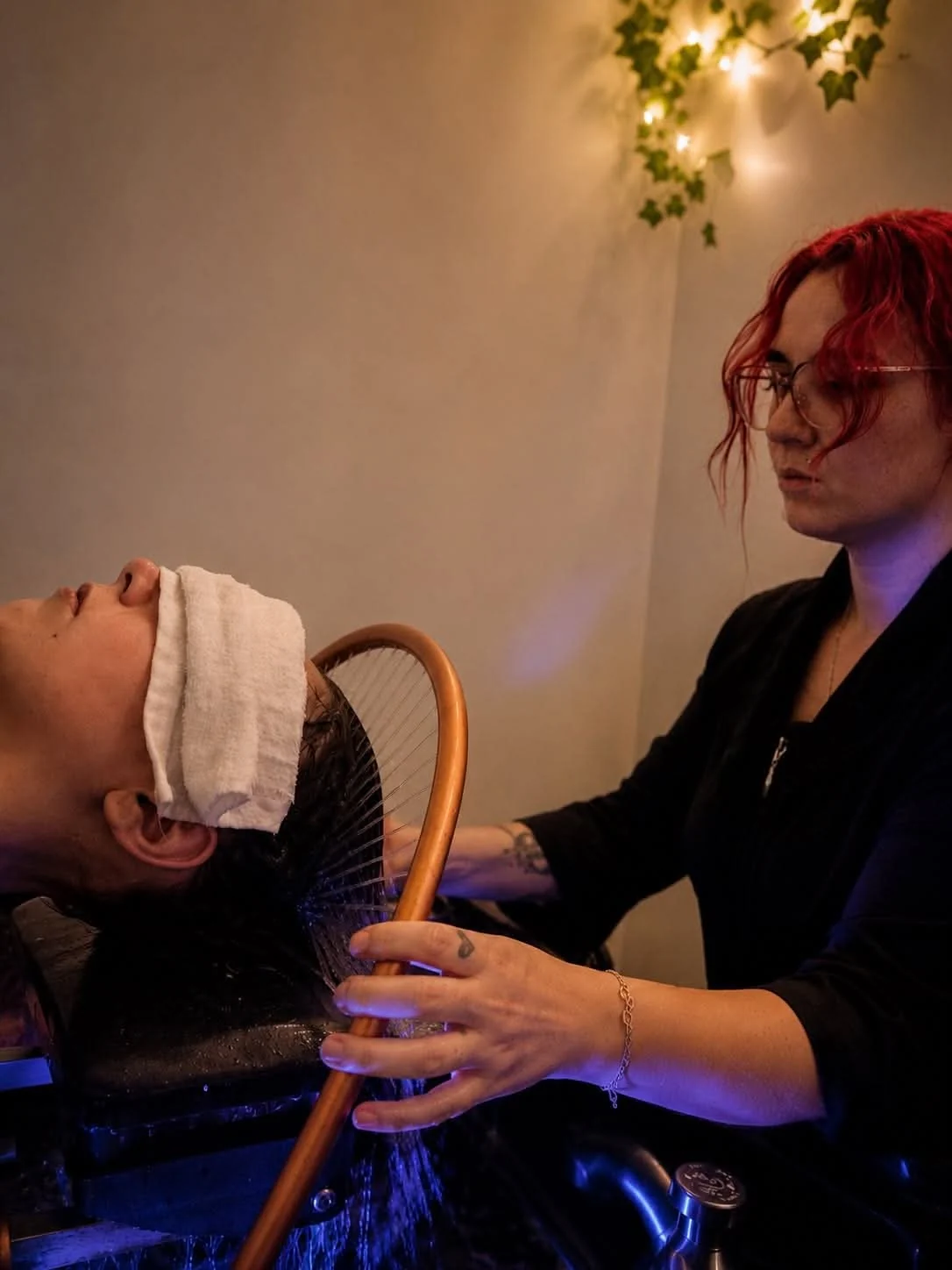 Casey réalise un soin Head Spa avec un jet d’eau en arche chez Essencia.